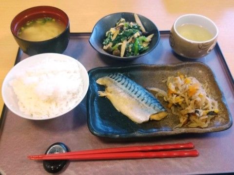 グループホーム れんげハウスの食事。栄養バランスの整った美味しいお食事を作りたてでご提供しております。