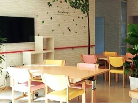 グループホーム れんげハウスの食堂。日々多くの入居者様で賑わう、楽しいお食事風景となっております。