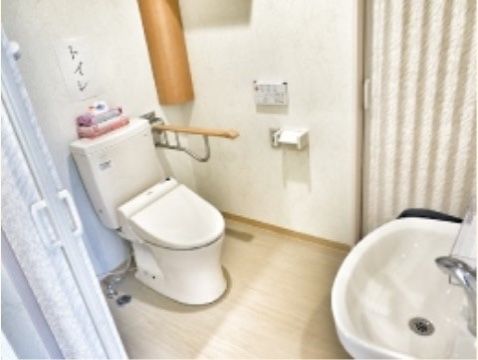 グループホーム れんげハウスの共用トイレ。どなた様でもお使いいただける共用部に設けられた共用トイレです。