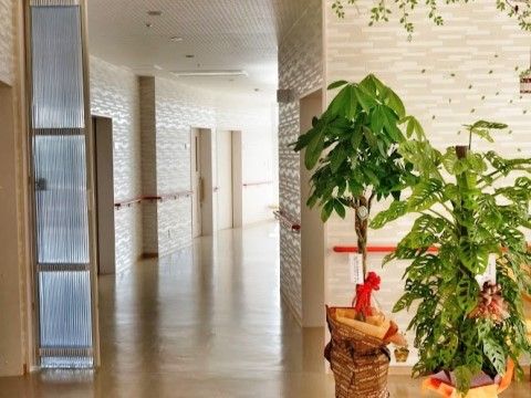 グループホーム れんげハウスの廊下。明るく見通しが良いので、毎日を安心してお使いいただけます。