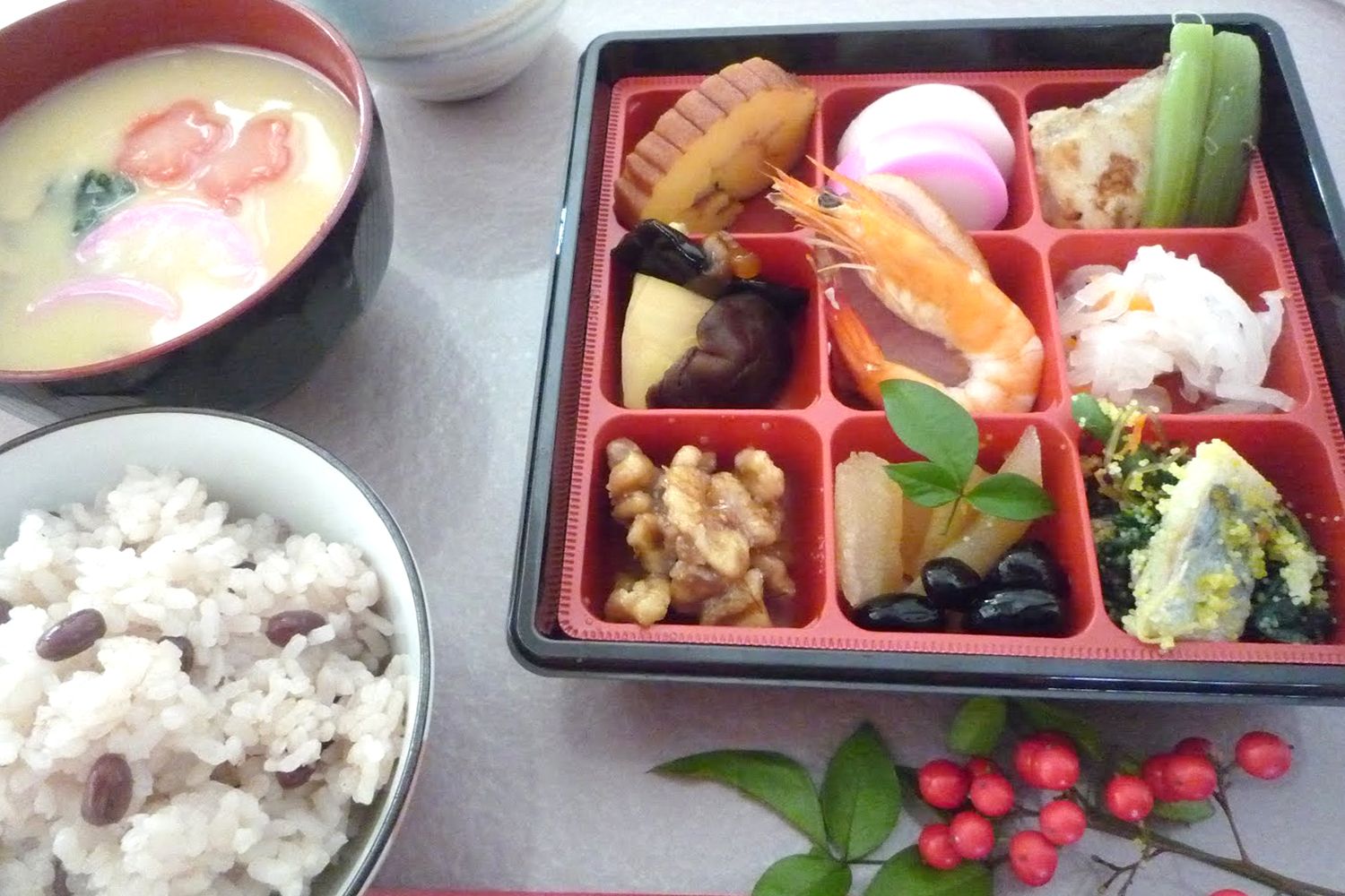 重箱に入ったおせち料理と赤飯と茶碗蒸しのセット