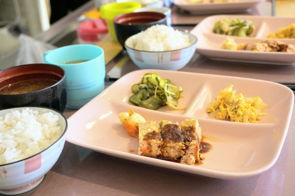 おかず三品とご飯と味噌汁の付いた献立