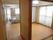 フローリング張りの２部屋の内奥の部屋に置かれている介護用ベッド