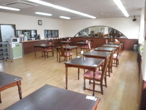 テーブル1つ椅子１脚で1セットとして置かれた広いダイニング