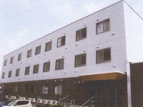 白と茶色の2色使いが特徴的な外観で、３階建ての建物