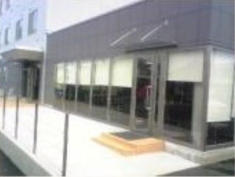 黒い壁に全面ガラス張りの一角のあるスタイリッシュな建物