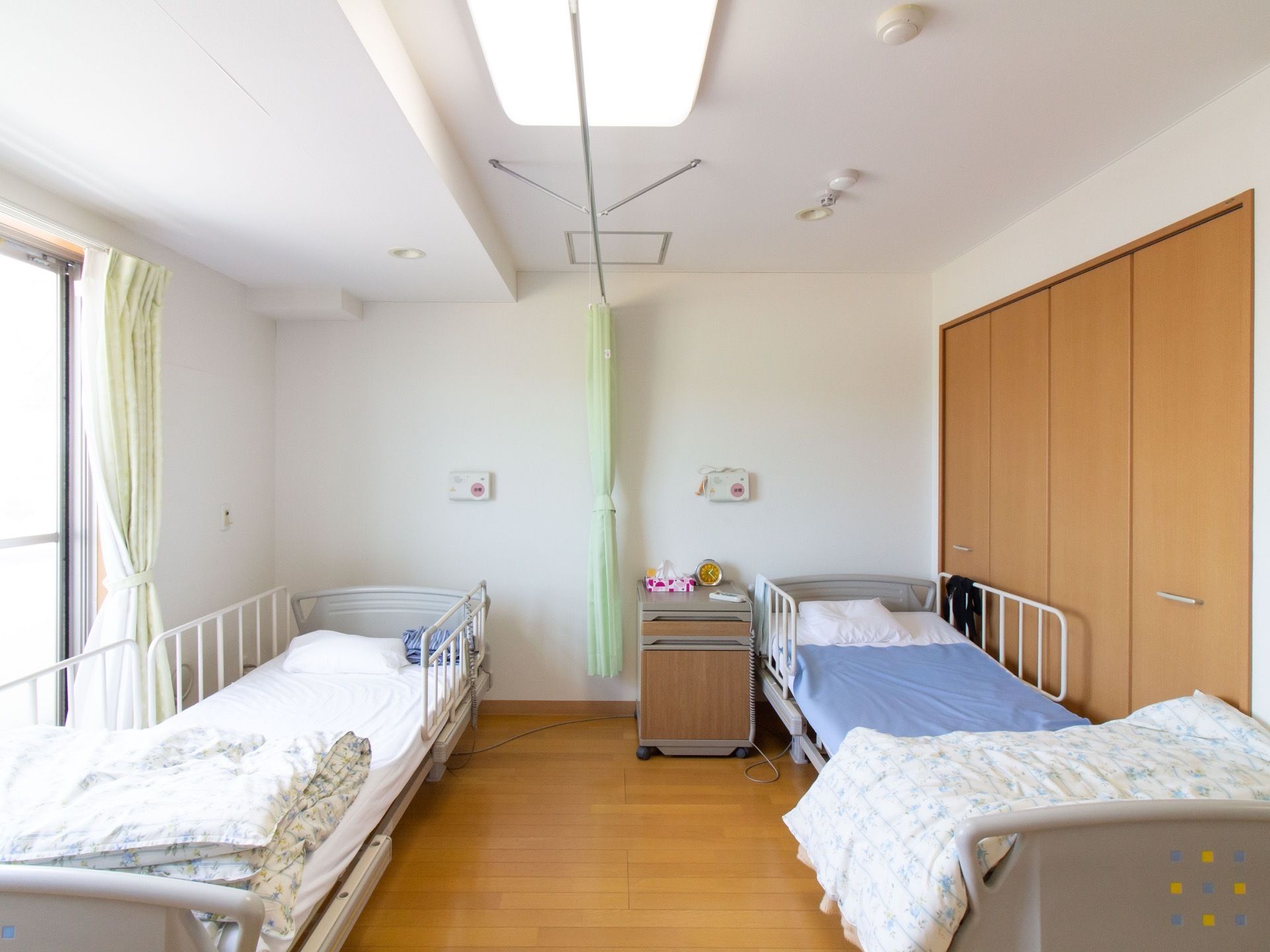 広々と明るい室内には、ベッドが距離を置いて２台設置されている。間にカーテンを引けば、プライバシーが確保できるように配慮されている。