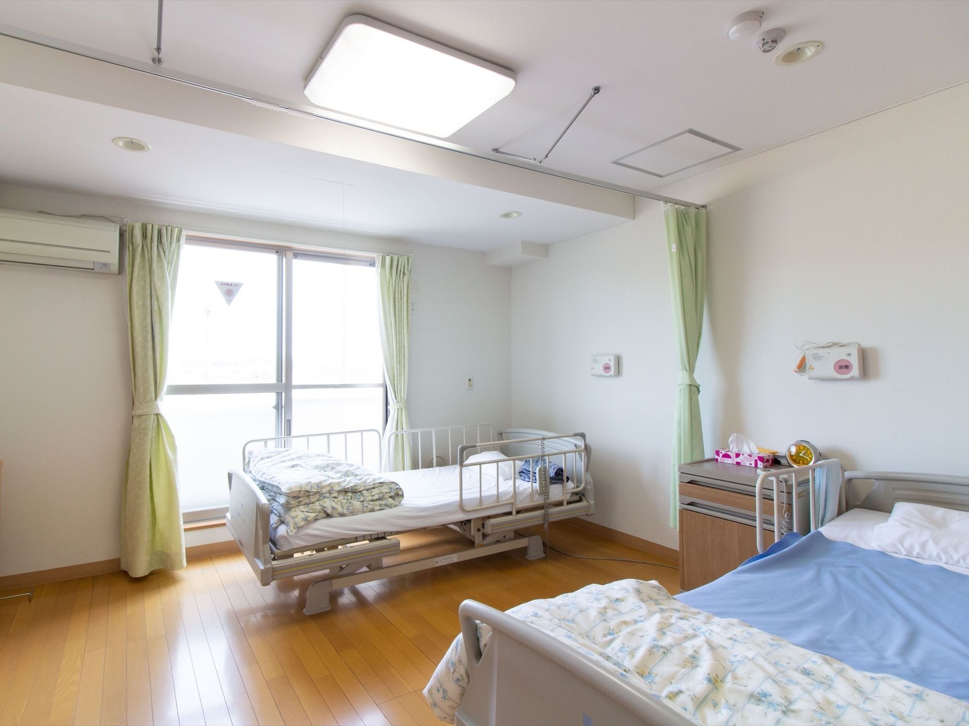 居室には介護用のベッドを設置しているので、入居者様がお好みで簡単に高さや角度を調節することができる。