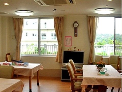ハートランド舞子台のダイニング。日々のお食事だけでなく、イベント・レクリエーションの催しもこちらで行っております。