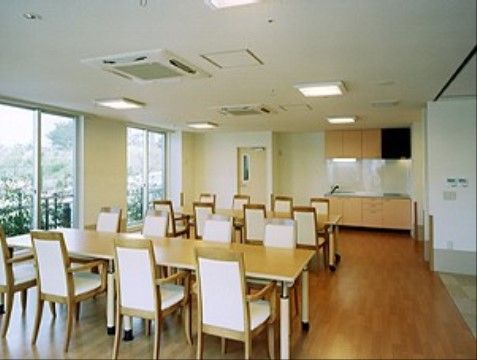 ハートランド舞子台のデイセンター。明るく元気なスタッフが積極的に皆様に話しかける、明るく心のこもった介護風景となっております。
