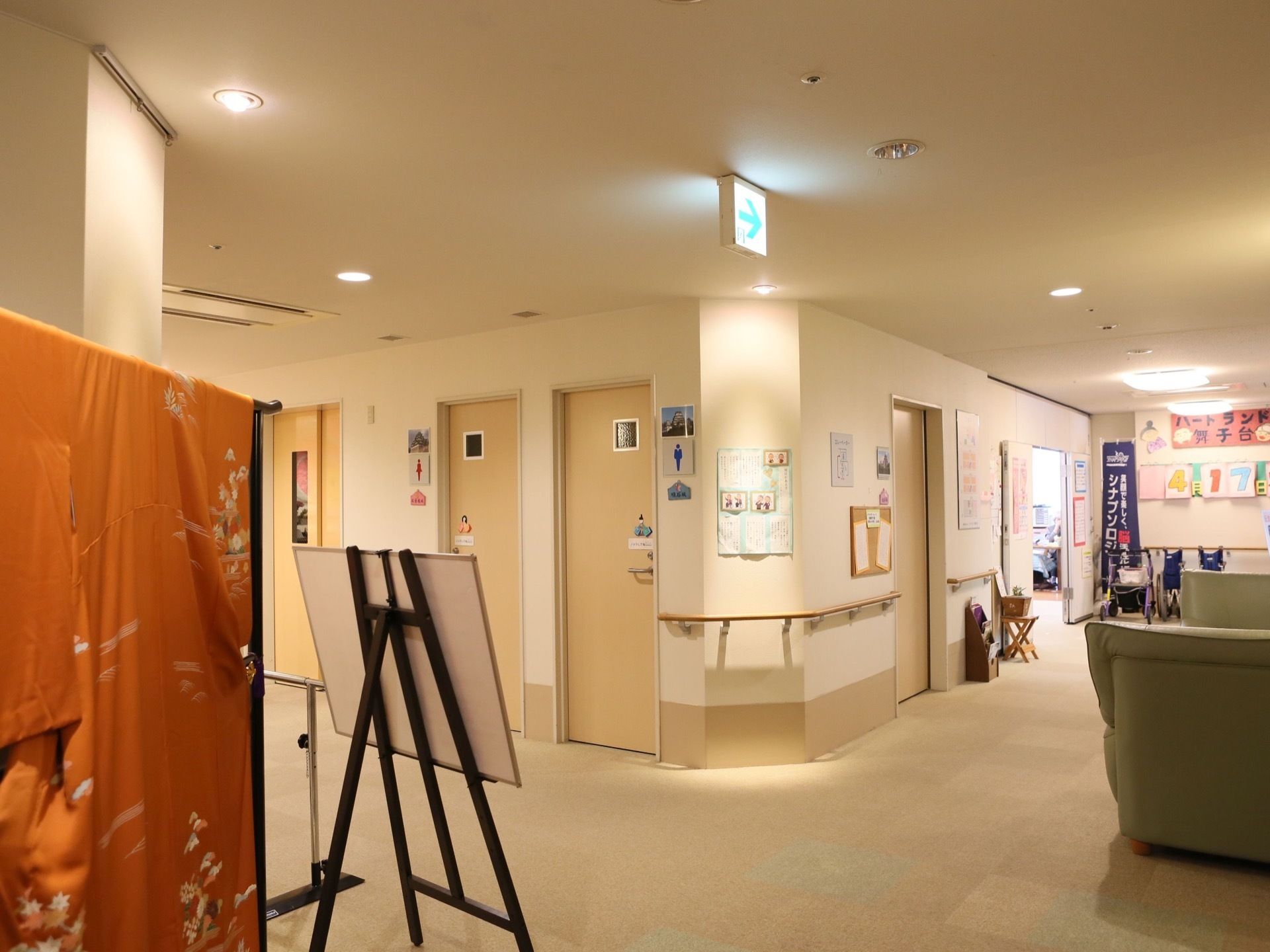 通路の一角がオープンスペースになっており、着物が展示されている。広いスペースにはソファが設置されている。歓談スペースとしても利用できる。