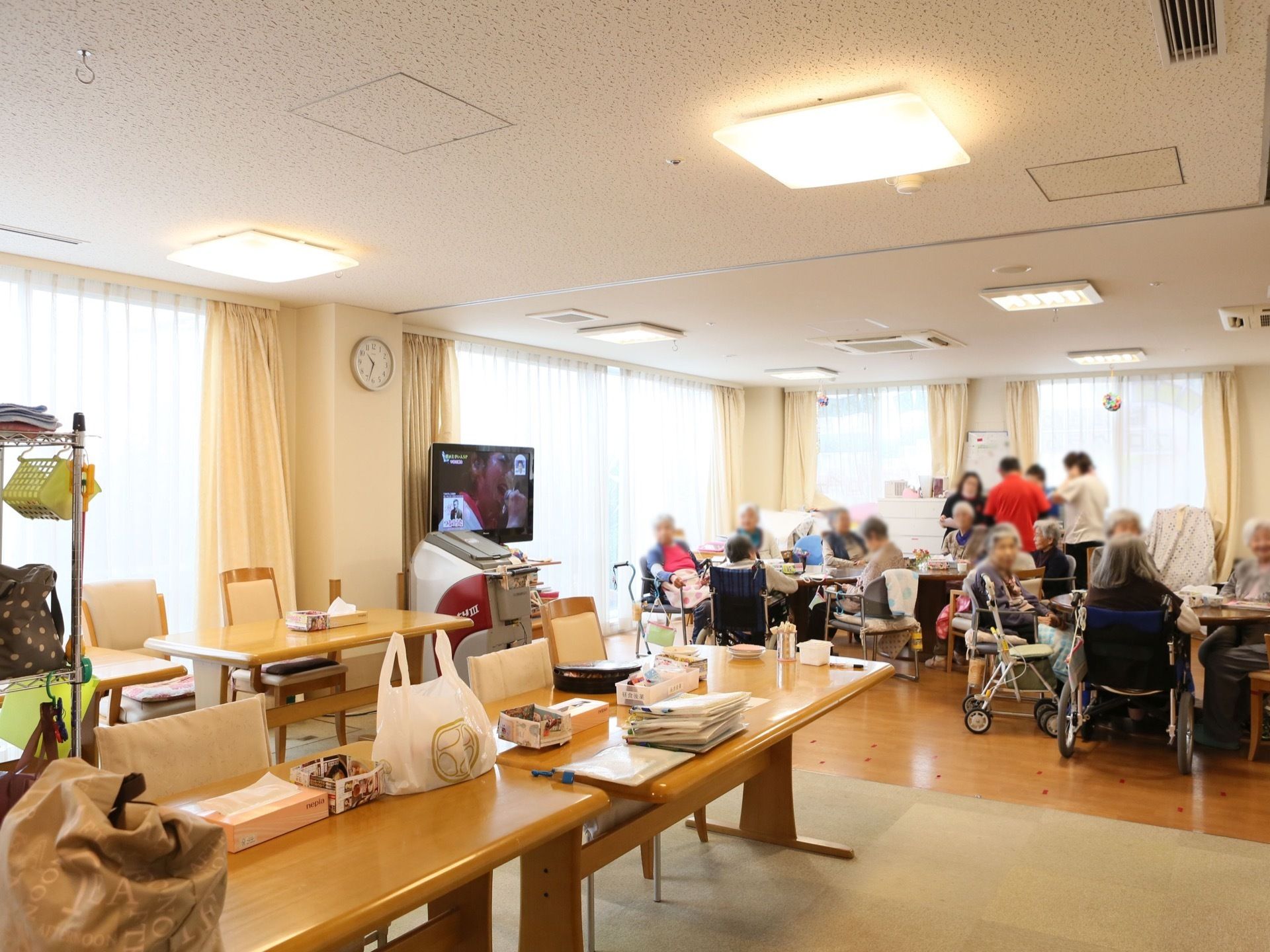 ダイニングには窓が多く、採光が十分にある。レクリエーションやお茶の時間など、入居者様が集まって過ごすことも多い。