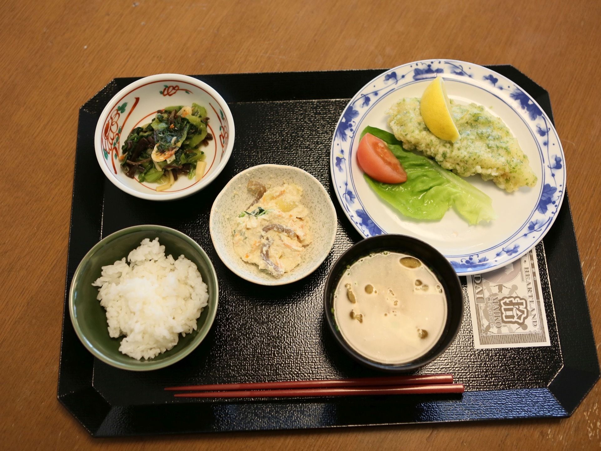 白いご飯と味噌汁、主菜、２種類の副菜の献立が彩りよく盛り付けられている。管理栄養士が、栄養のバランスを考えた献立を作成している。