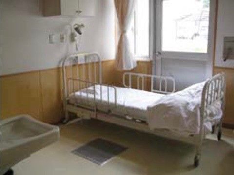 「百楽苑」の居室。クッション性に優れた寝心地の良いベッドになっている。