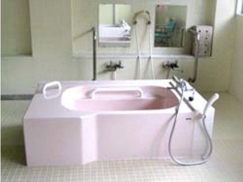 「百楽苑」の浴室。低めの浴槽に介助手すりを設けており、入居者様に快適なバスタイムをしていただく。