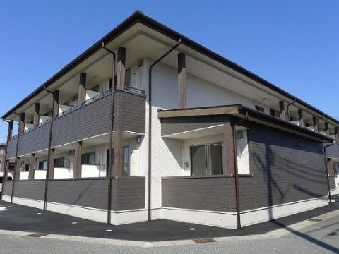 全ての部屋にそれぞれ区切られたベランダが設置されている施設外観