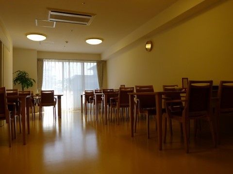 「ふじがおか おおるり メゾンド安久路」の食堂。他の入居者様と談笑しながら、施設の季節に合わせたお食事メニューをいただける。