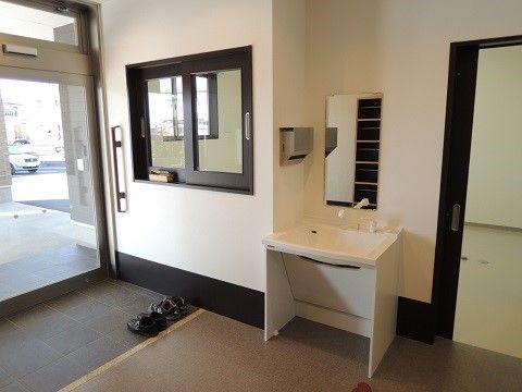 「ふじがおか おおるり メゾンド安久路」の玄関。エントランスはバリアフリー化を施し、転倒やつまずきの恐れがない。