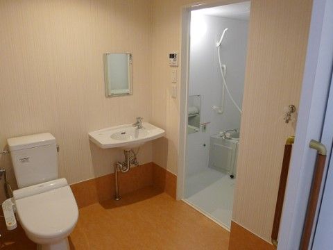「ふじがおか おおるり メゾンド安久路」の浴室・トイレ。洗面台もフットレスになっており、車椅子の方や歩行の方のつま先の接触を避けている。