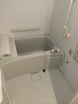 「ふじがおか おおるり メゾンド安久路」の浴室。1人ゆったりと入浴ができる、寛ぎ溢れる空間である。