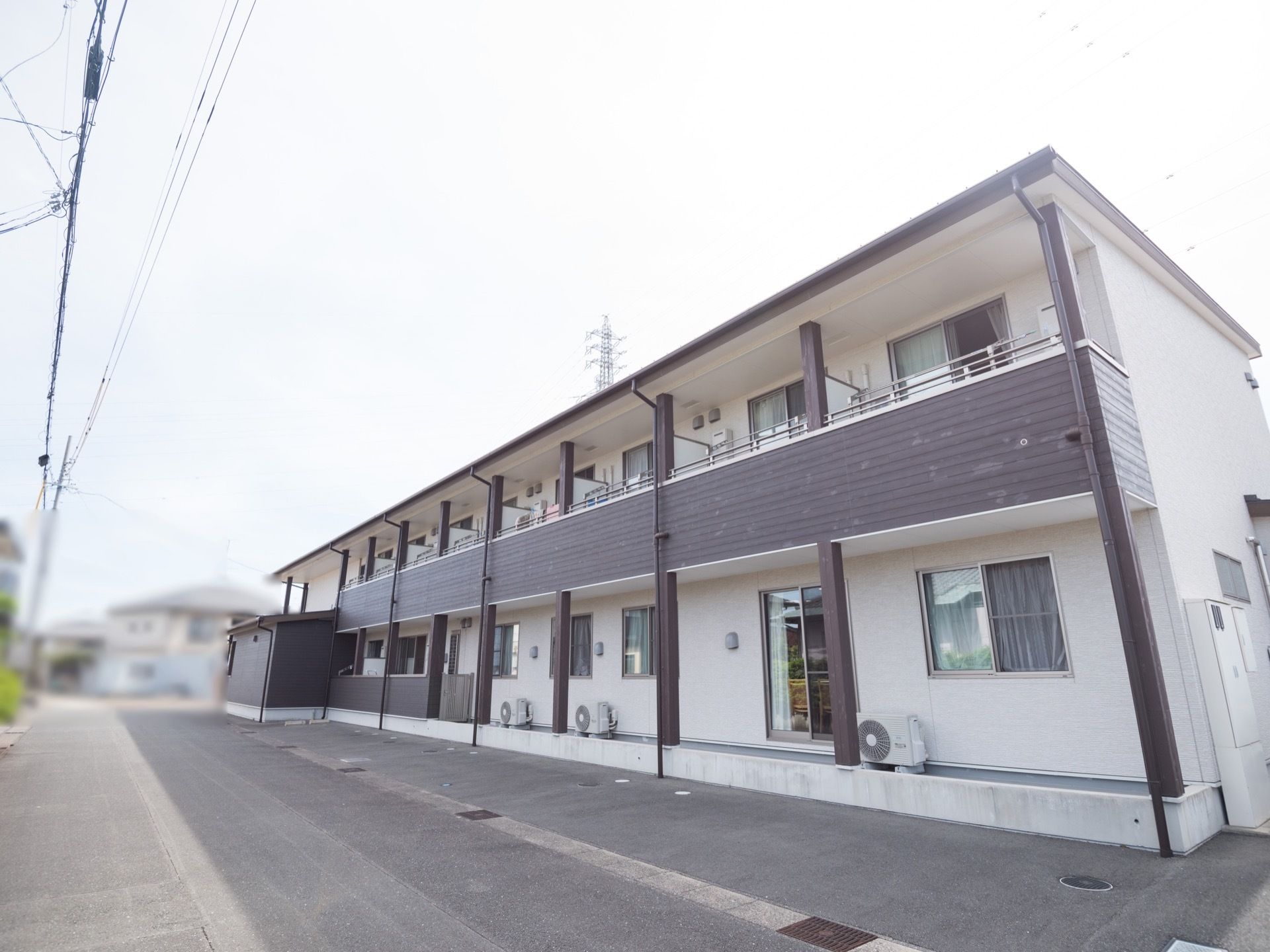 施設は、白色に黒色がポイントで使われた外壁の建物である。モダンな雰囲気になっており、２階部分にはベランダが設置されている。