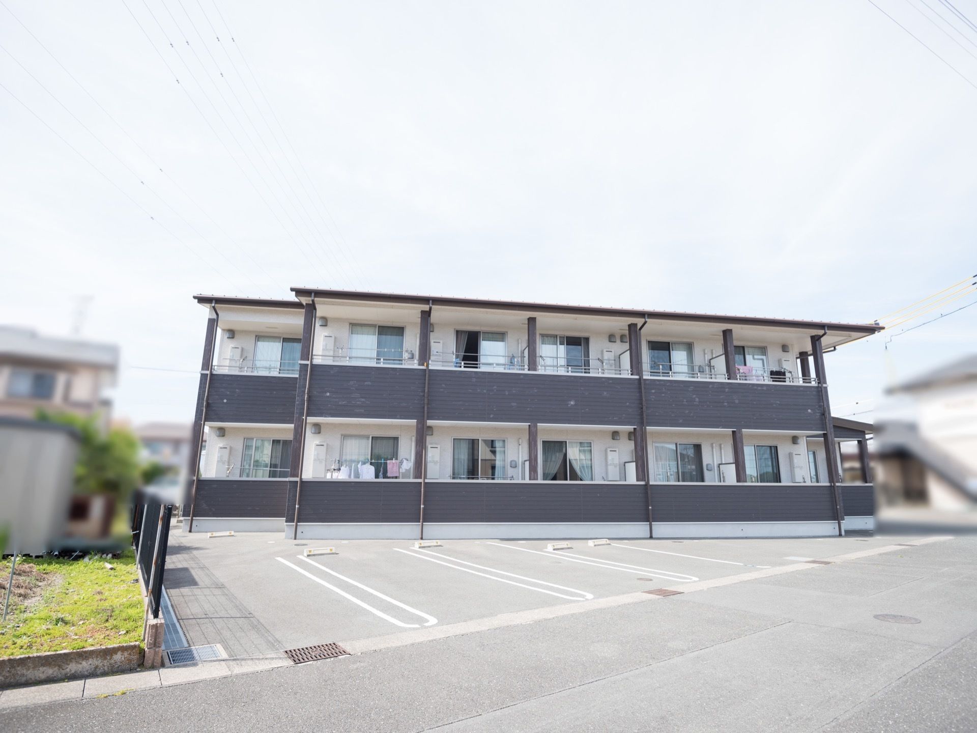 建物の２階部分にはベランダが設置されている。気軽に外の風を感じることができ、リフレッシュすることができる。