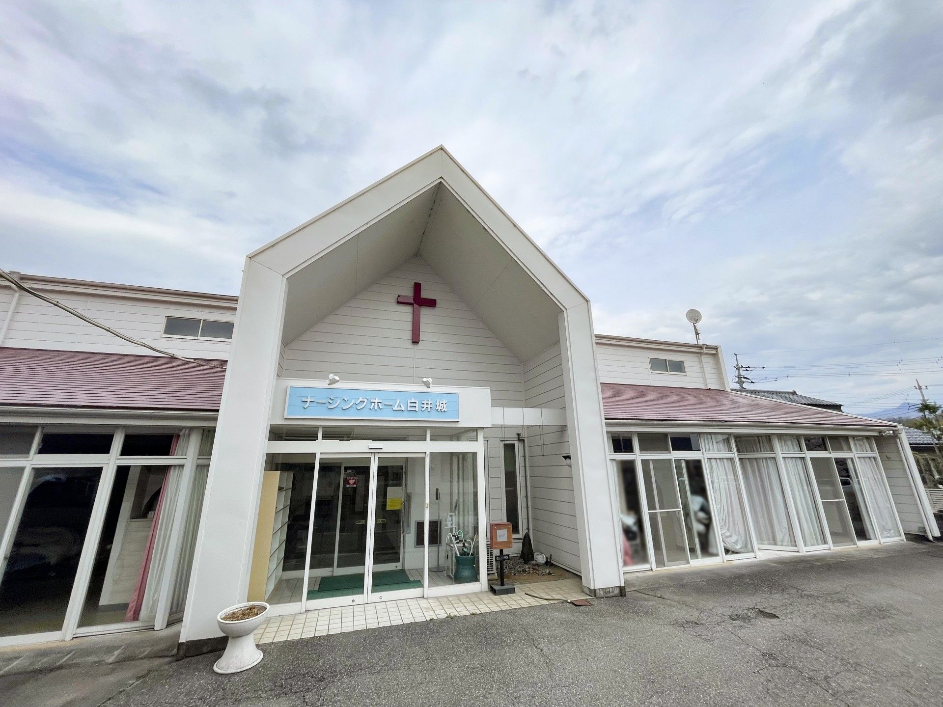 白い建物の正面玄関