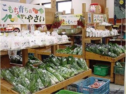 道の駅の屋内の売り場の様子である。棚の上や、床のかごの中には地元で採れたさまざまな野菜が並べられている。
