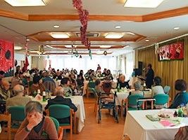 食堂のようなところにたくさんの人が着席している