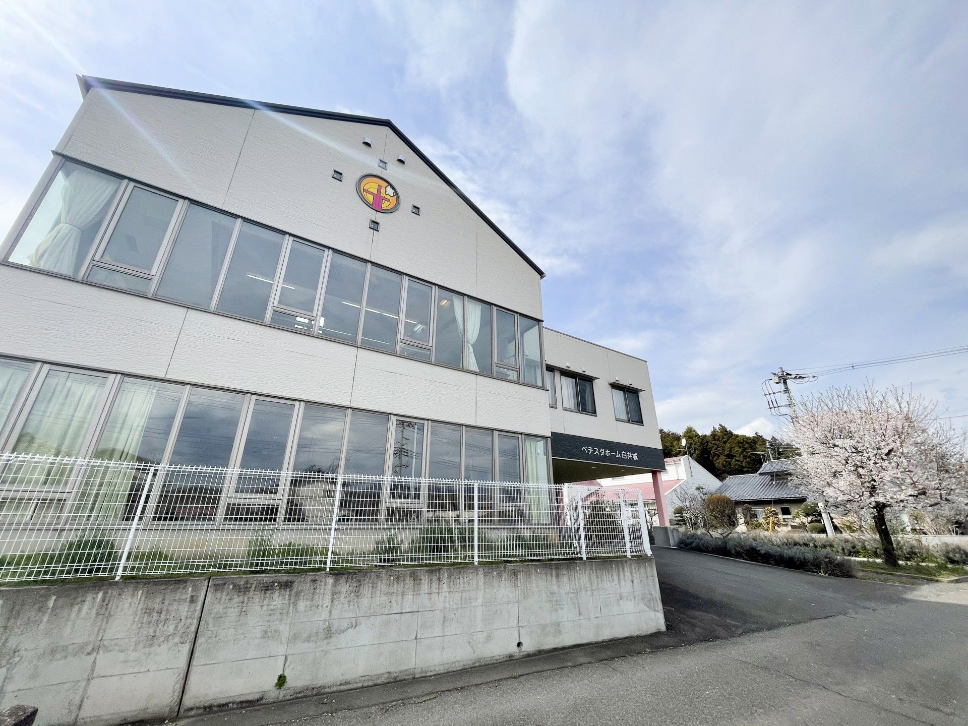 桜の咲く建物の外観