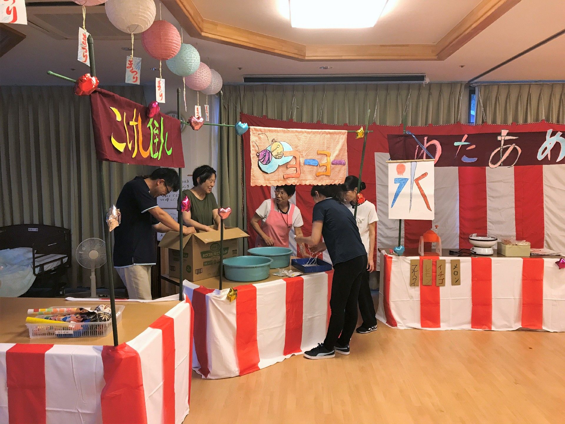 ヨーヨーやわたあめなど、手作りでイベントの準備をしているスタッフたち