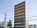 「はーとらいふ若江南」の外観。府道沿いに位置する9階建てのマンション住宅施設。