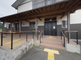 介護施設の外観と駐車場