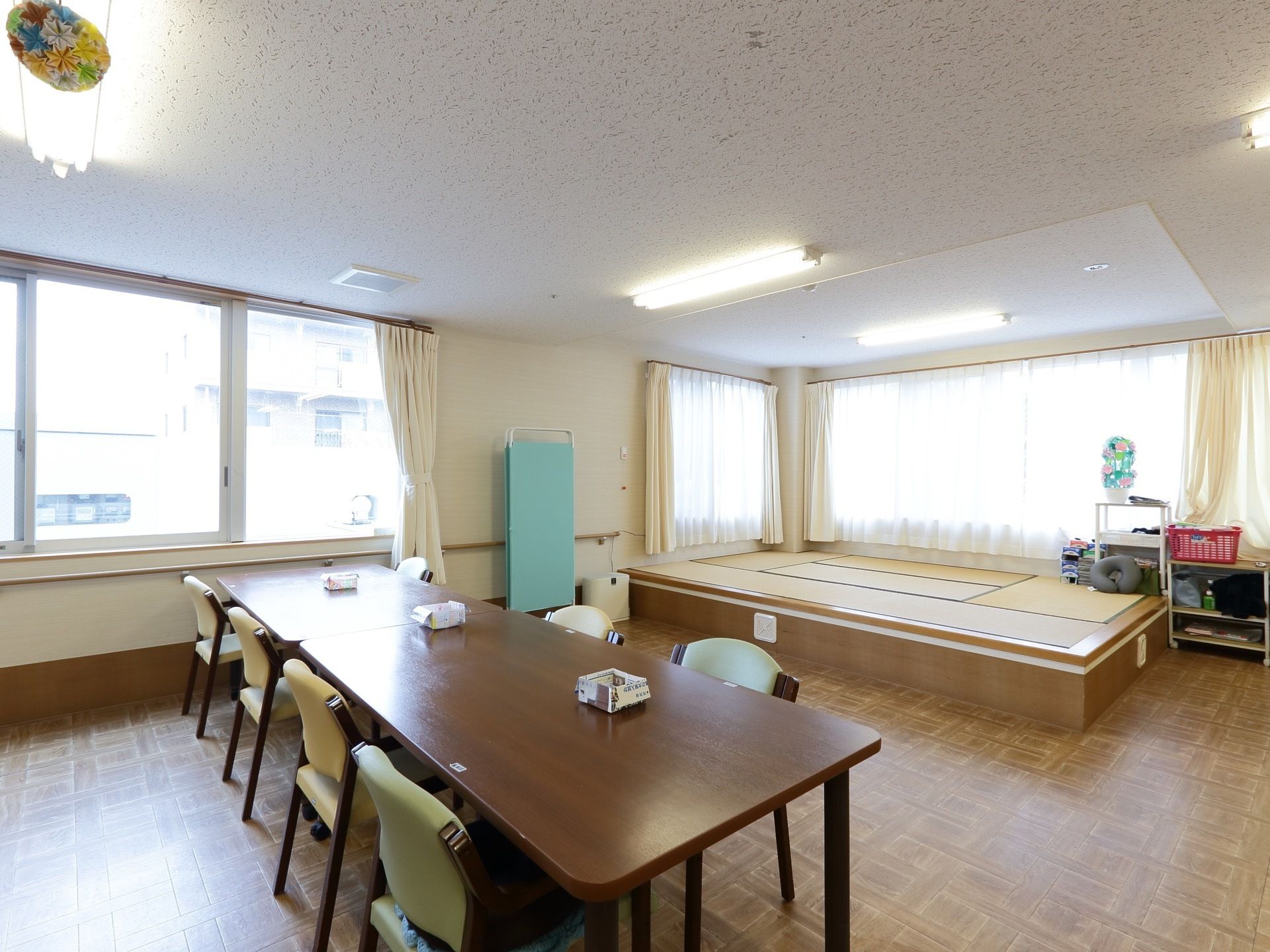 広い食堂に、テーブルと椅子が並んでいる。奥には、畳敷きの小上がりがある。枕や目隠しが用意されている。