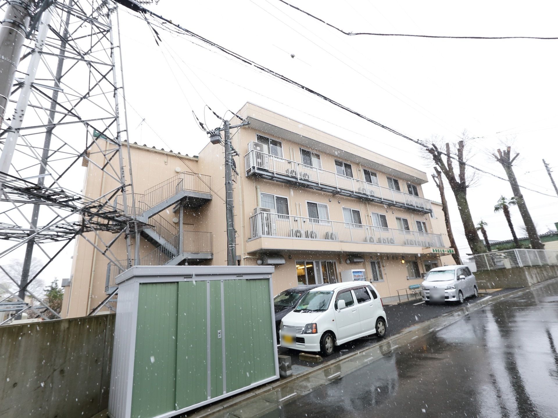 地上３階建てで、玄関の前には数台停めることのできる駐車場がある。周囲には大きな建物がない。非常階段が設置されている。