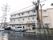 地上３階建て。施設の前に駐車場が設置されている。玄関近くには傘立てとベンチ、自動販売機が置かれている。