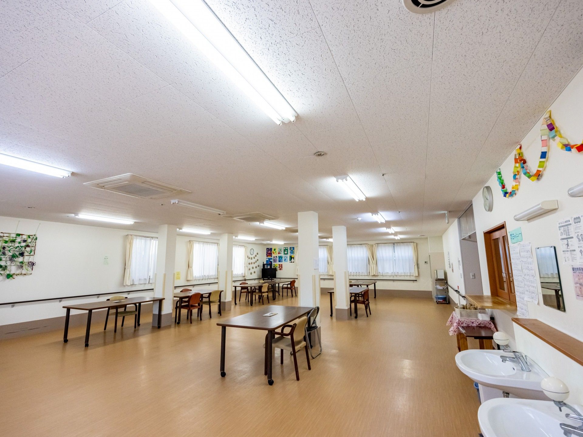 笑顔の介護士に囲まれた車椅子に座っている高齢女性