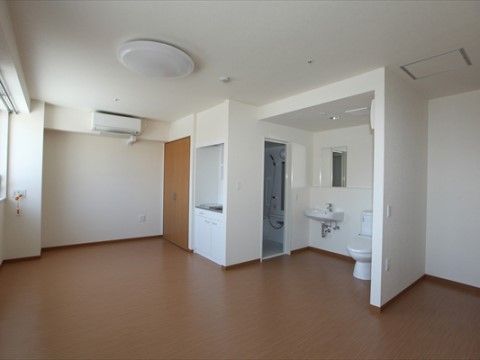 「さくらんぼ杭全」の居室。車椅子利用の暮らしにも対応した、トイレと洗面台が全居室に設置されている。