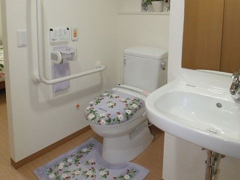 「さくらんぼ杭全」の居室・トイレ。トイレと洗面台が隣接されており、足腰の負担を和らげている。