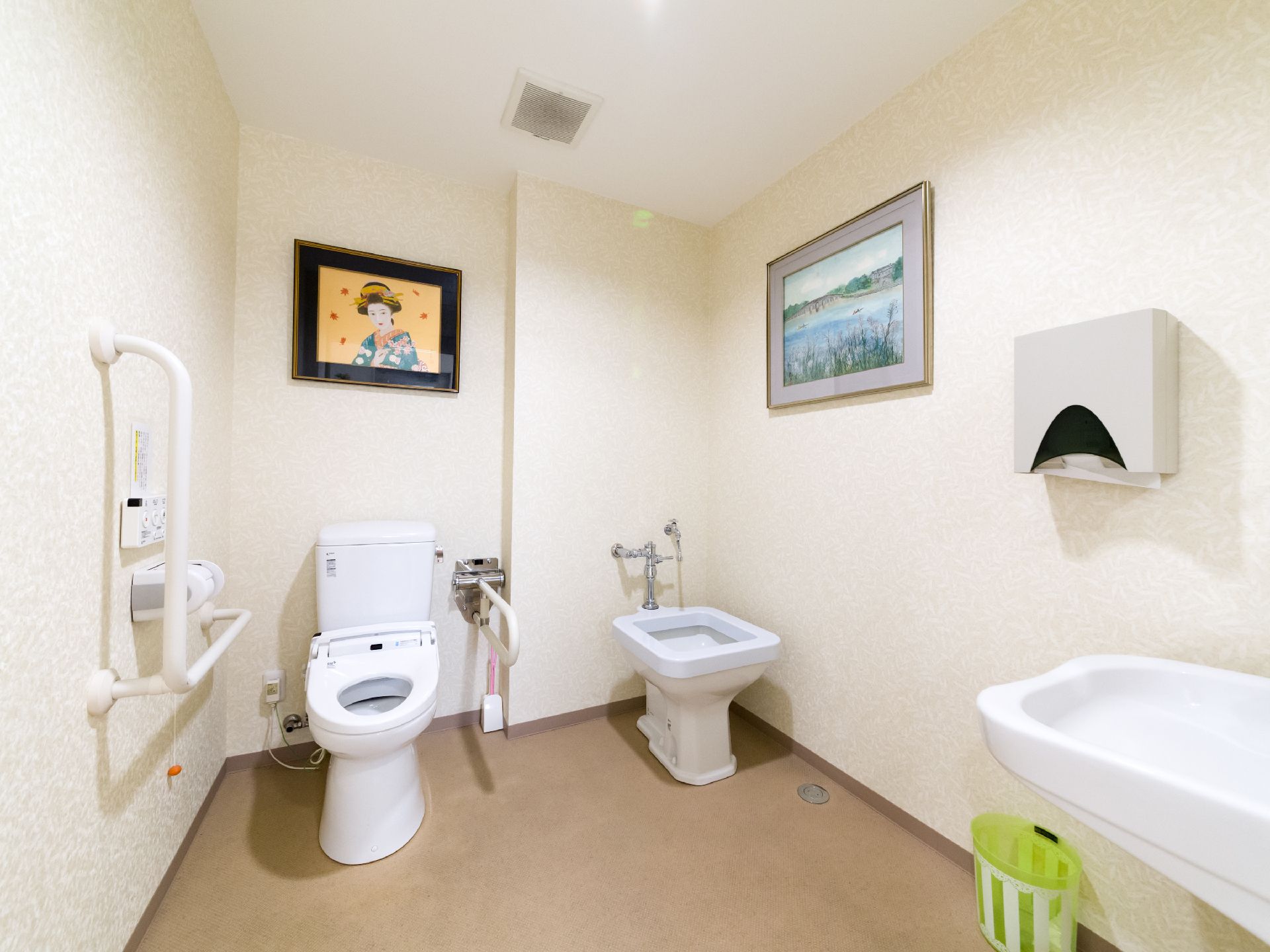 トイレには、手すりや緊急通報ブザーが付いている。清掃用のスロップシンクがあるので、いつも清潔に保たれている。