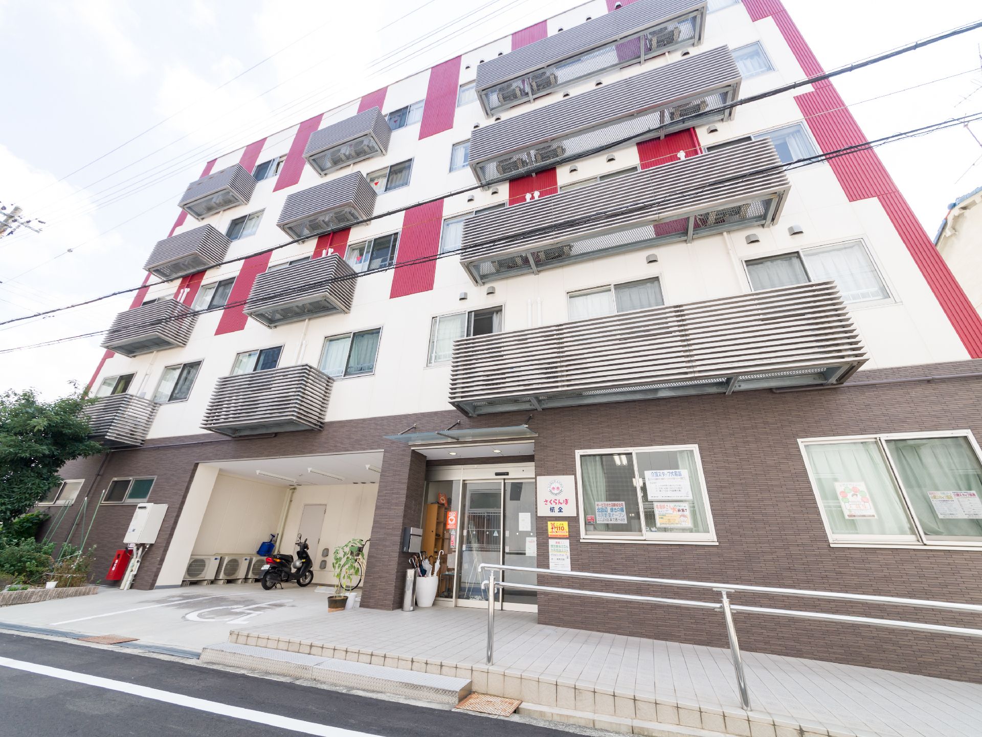 建物の色合いが非常に特徴的で独創的である。車椅子専用駐車場が設けられている。5階建ての建物になっている。