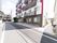 5階建ての洋風な雰囲気の建物になっている。部屋には窓と室外機が設置されている。道路に面しているので分かりやすい。