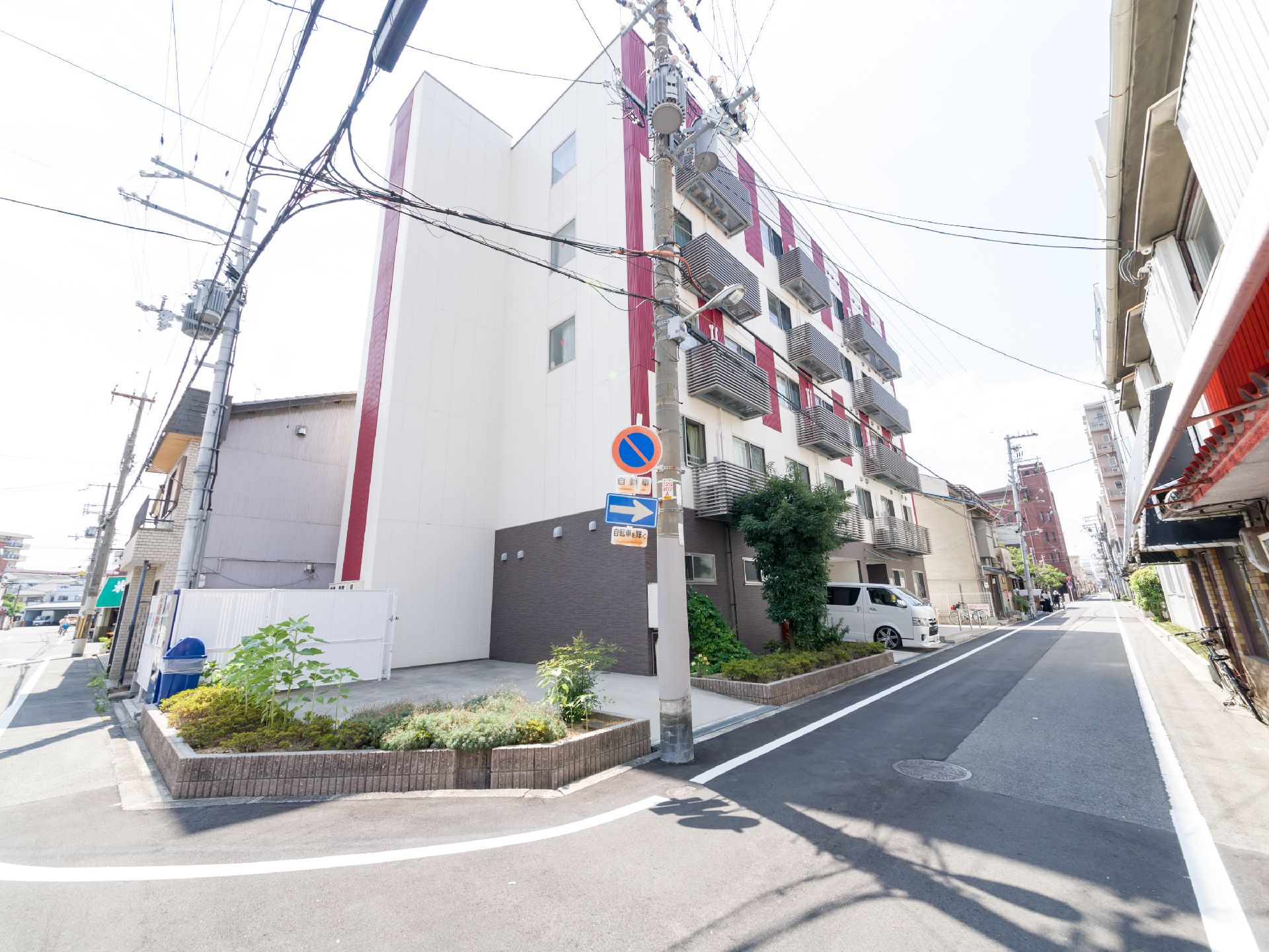 老人施設とは、思えない造りになっている。個性的な形状や色が周囲ではひと際目立つ存在である。台形のような形をしている。