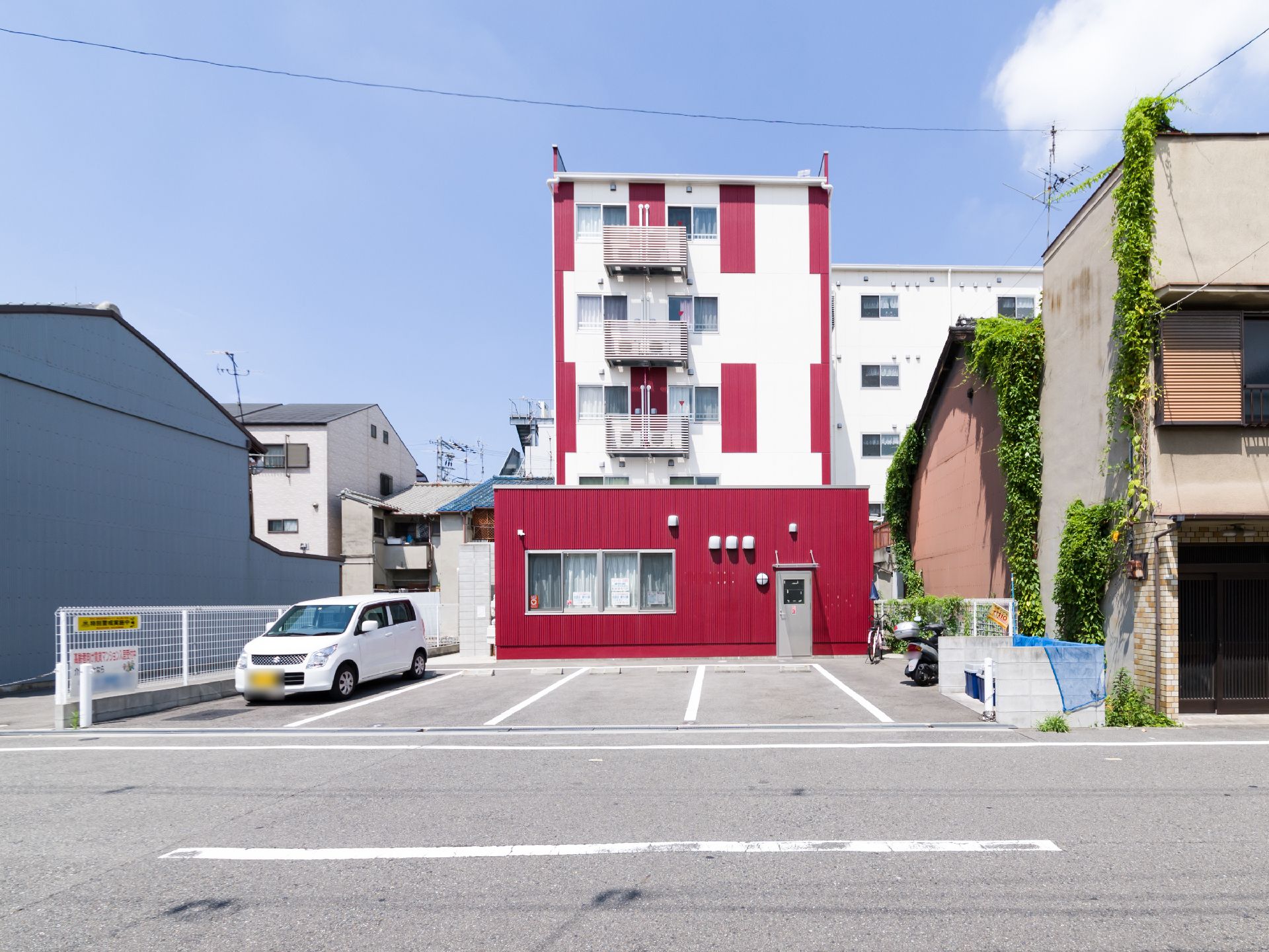施設の裏には、駐車場も設けられている。外観が特徴的で個性的である。周囲でもひと際目立つ建物である。1階は出っ張っている。