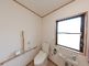 バリアフリー設計のトイレ空間