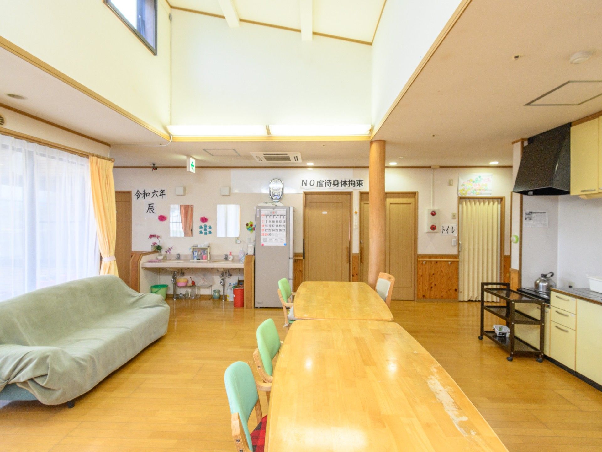 器具を使ってリハビリをする高齢女性と指導する理学療法士の男性