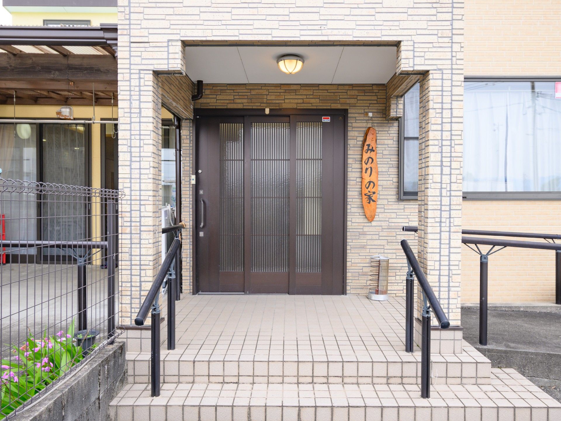 入口と手すりのある建物