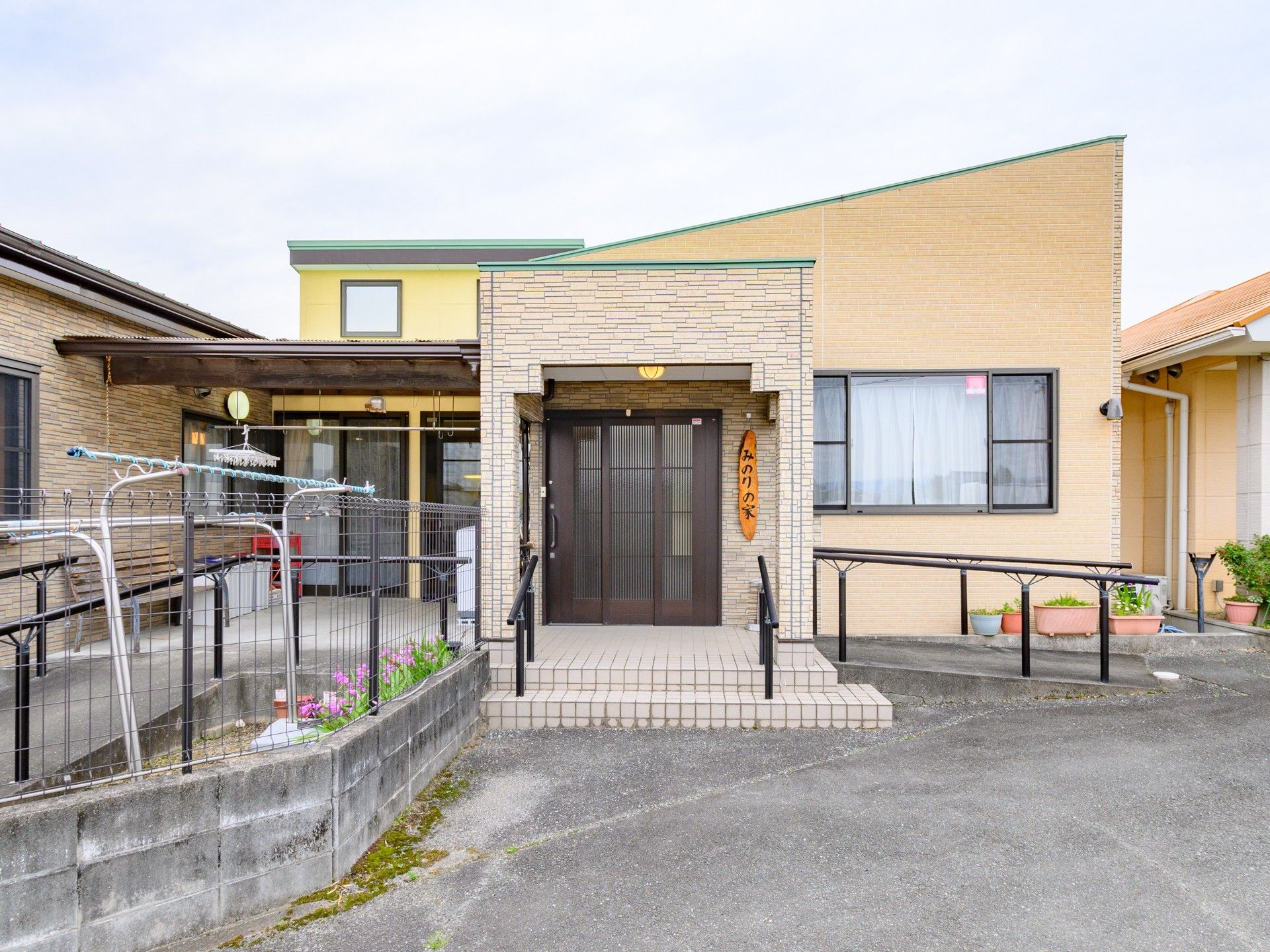 入り口が広い施設正面