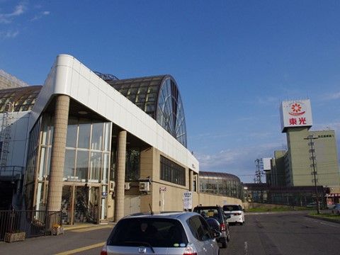 明るい施設の外観