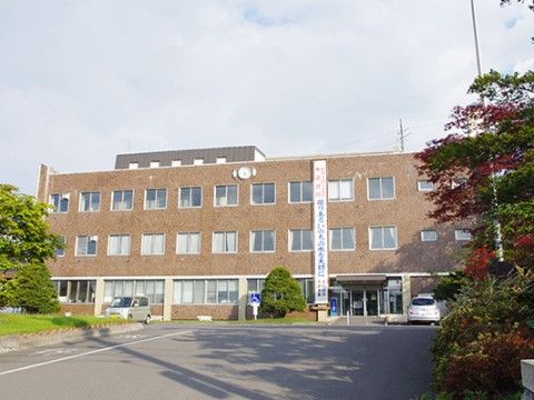 広い敷地の明るい外観